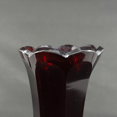 Høj rubinrød vase fra 1950'erne