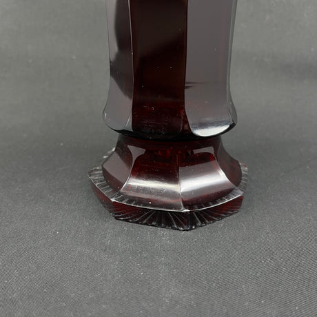 Høj rubinrød vase fra 1950'erne