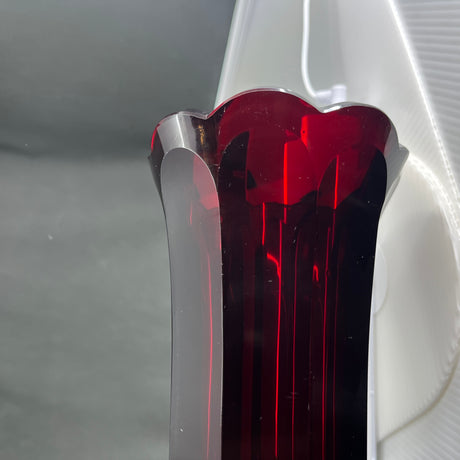 Høj rubinrød vase fra 1950'erne