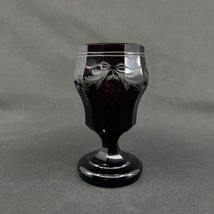 Graveret rubinrød art deco vase