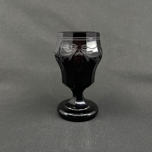 Graveret rubinrød art deco vase