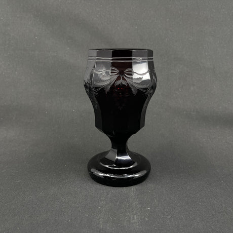Graveret rubinrød art deco vase