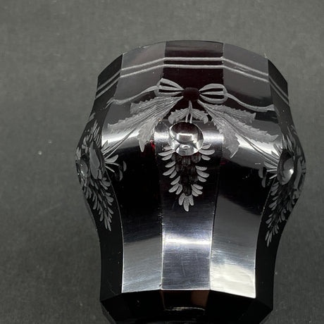 Graveret rubinrød art deco vase