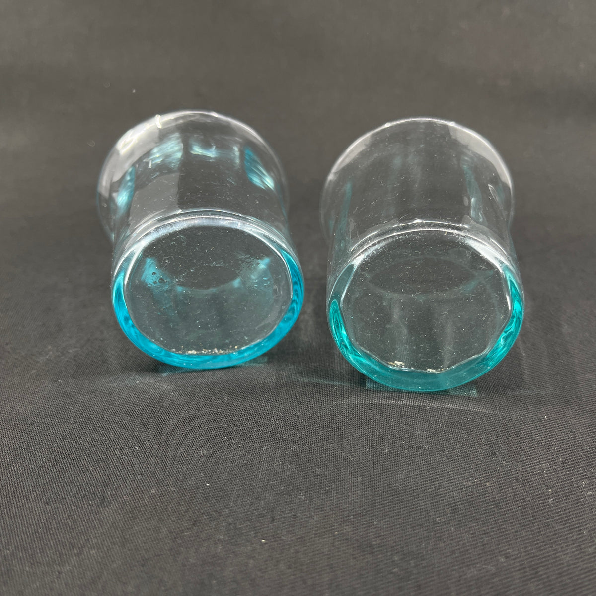 Et par søblå glas med optik