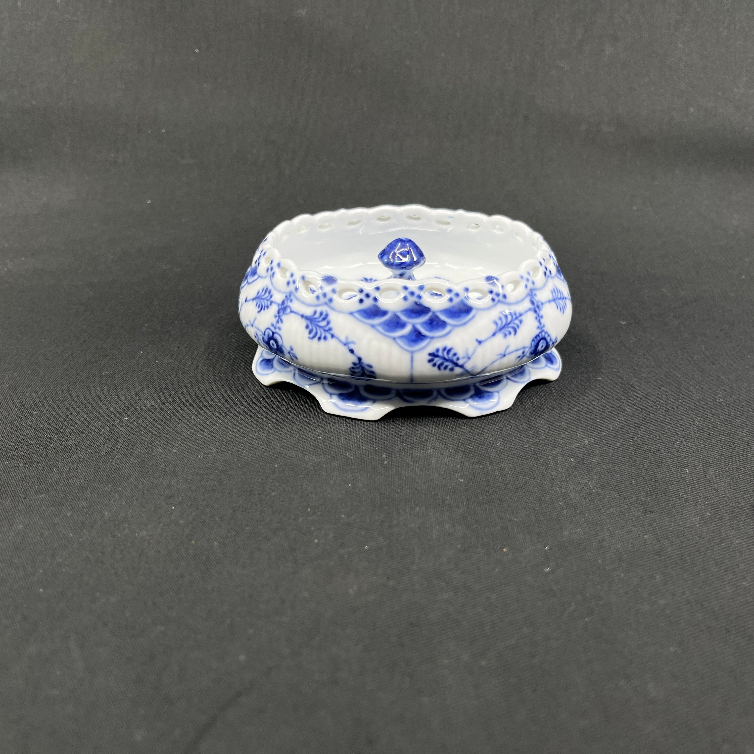 Musselmalet Helblonde askebæger med pind, 1. sortering