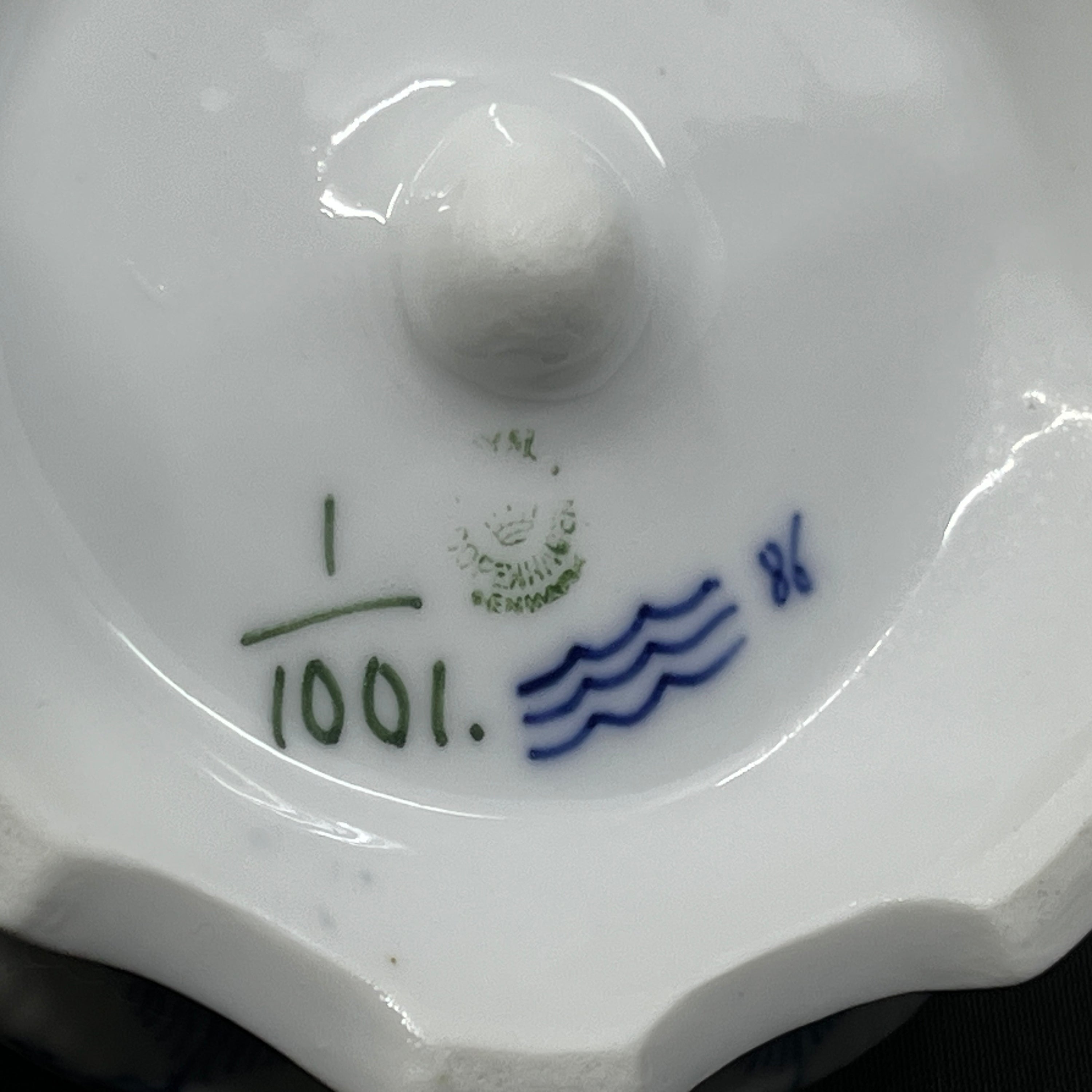 Mussel painted Full blonde ashtray with stick