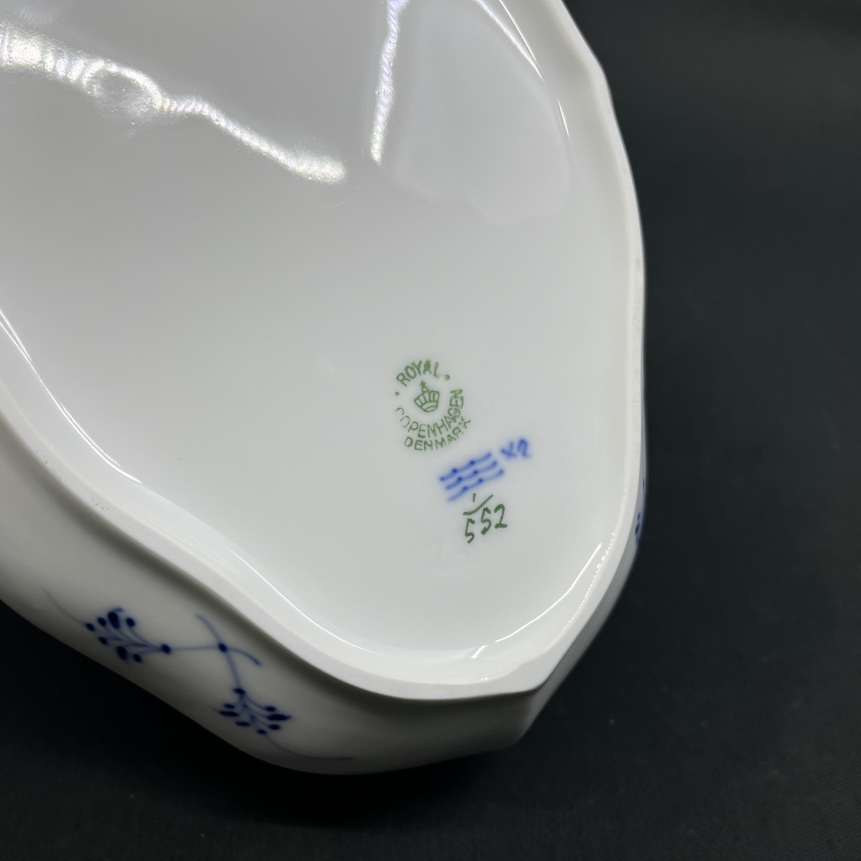 Mussel painted Half-blond oval dish