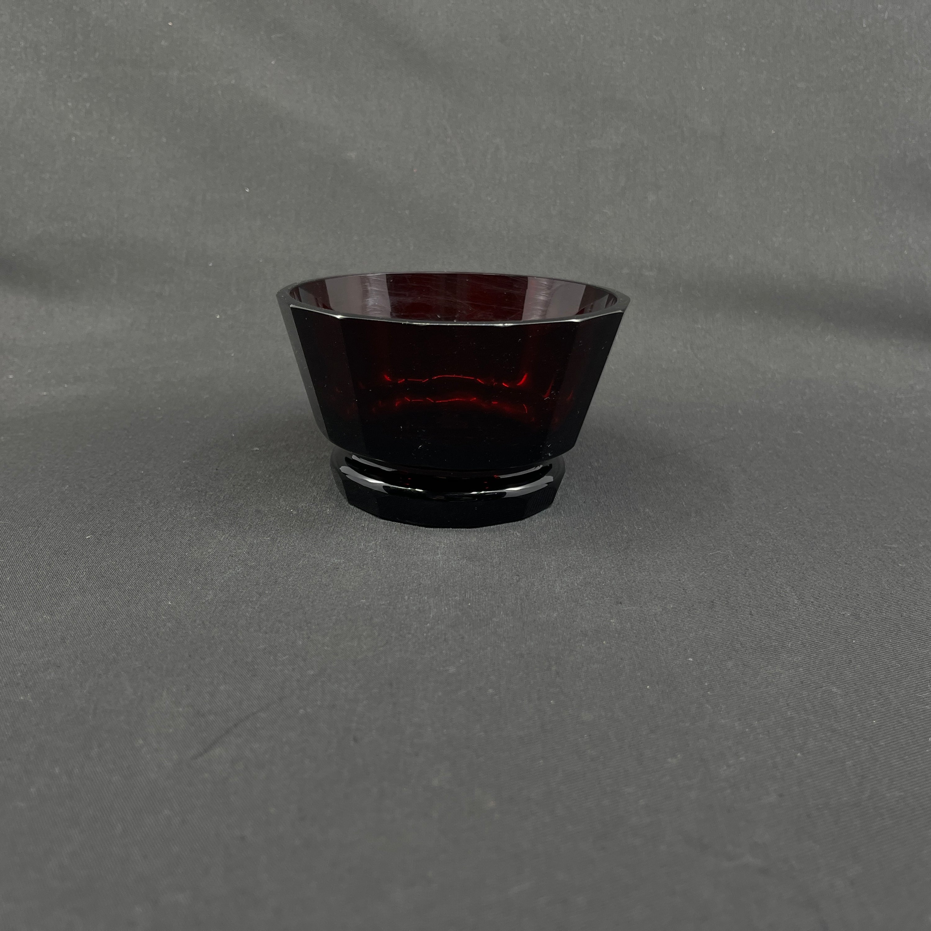 Rubinrød art deco skål med lille fod