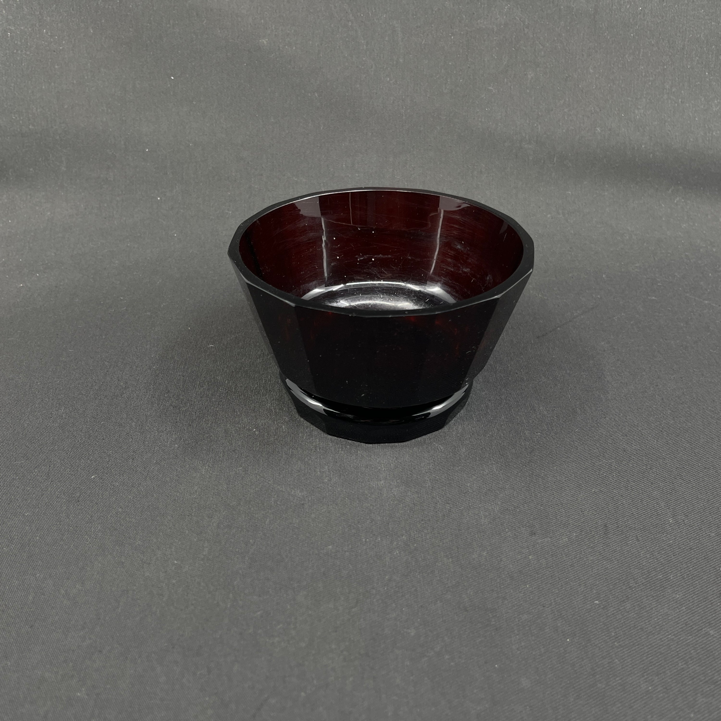 Rubinrød art deco skål med lille fod