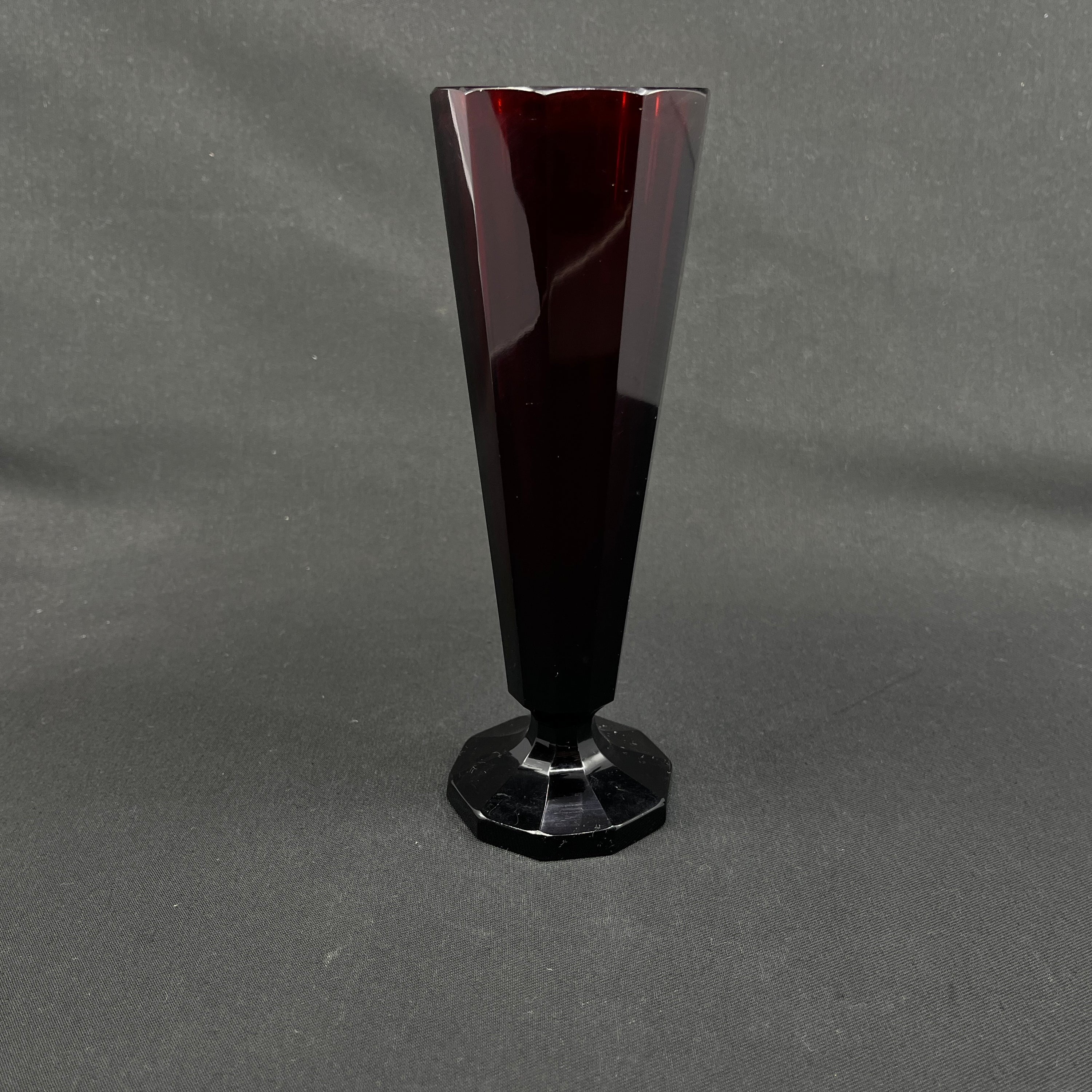 Høj rubinrød art deco vase