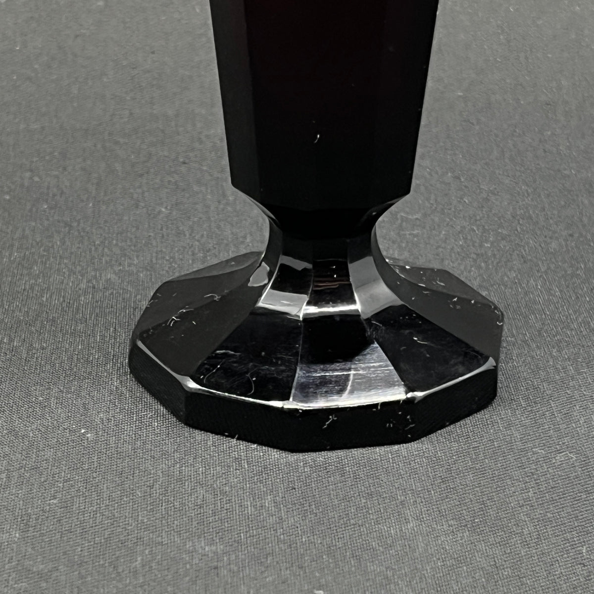 Høj rubinrød art deco vase