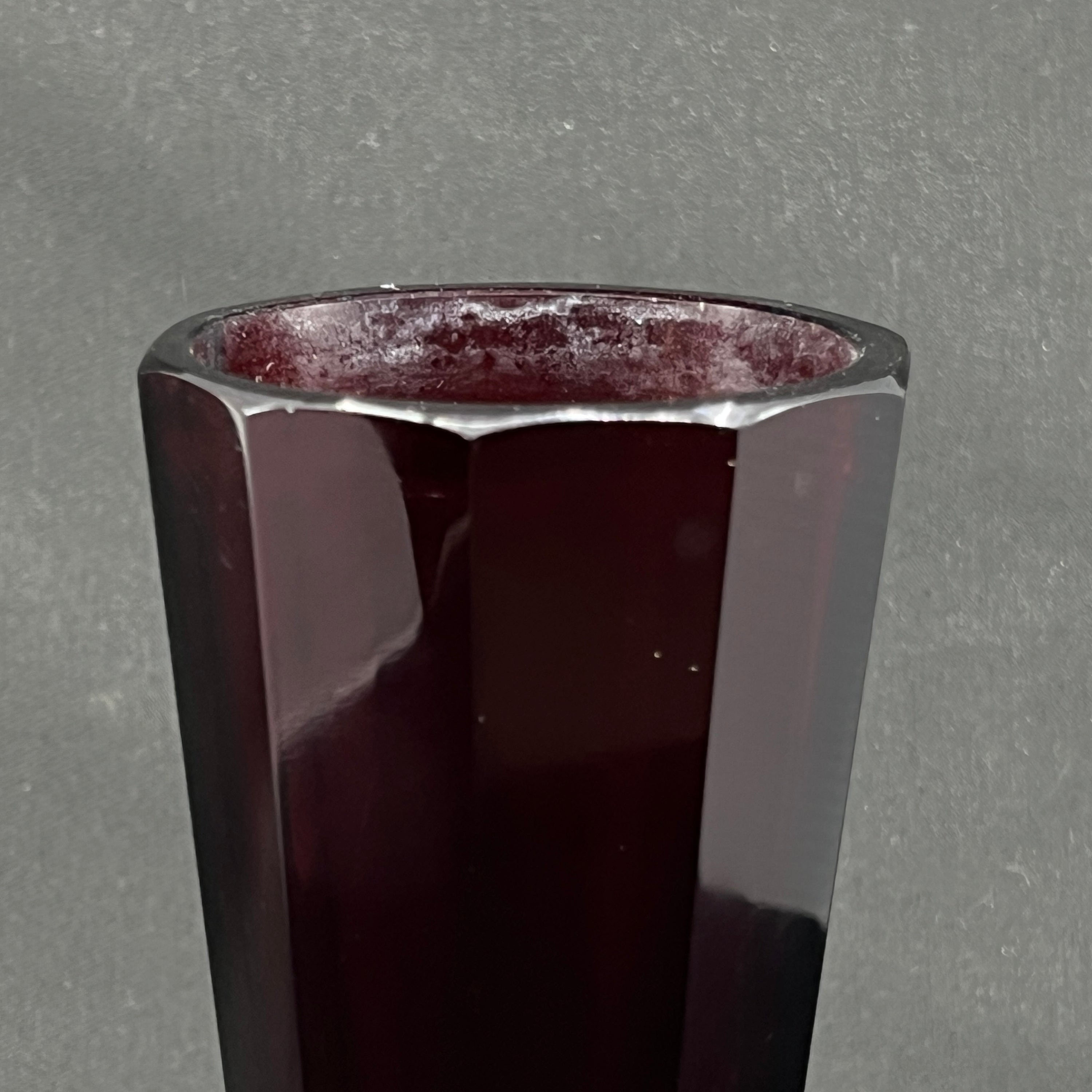 Høj rubinrød art deco vase