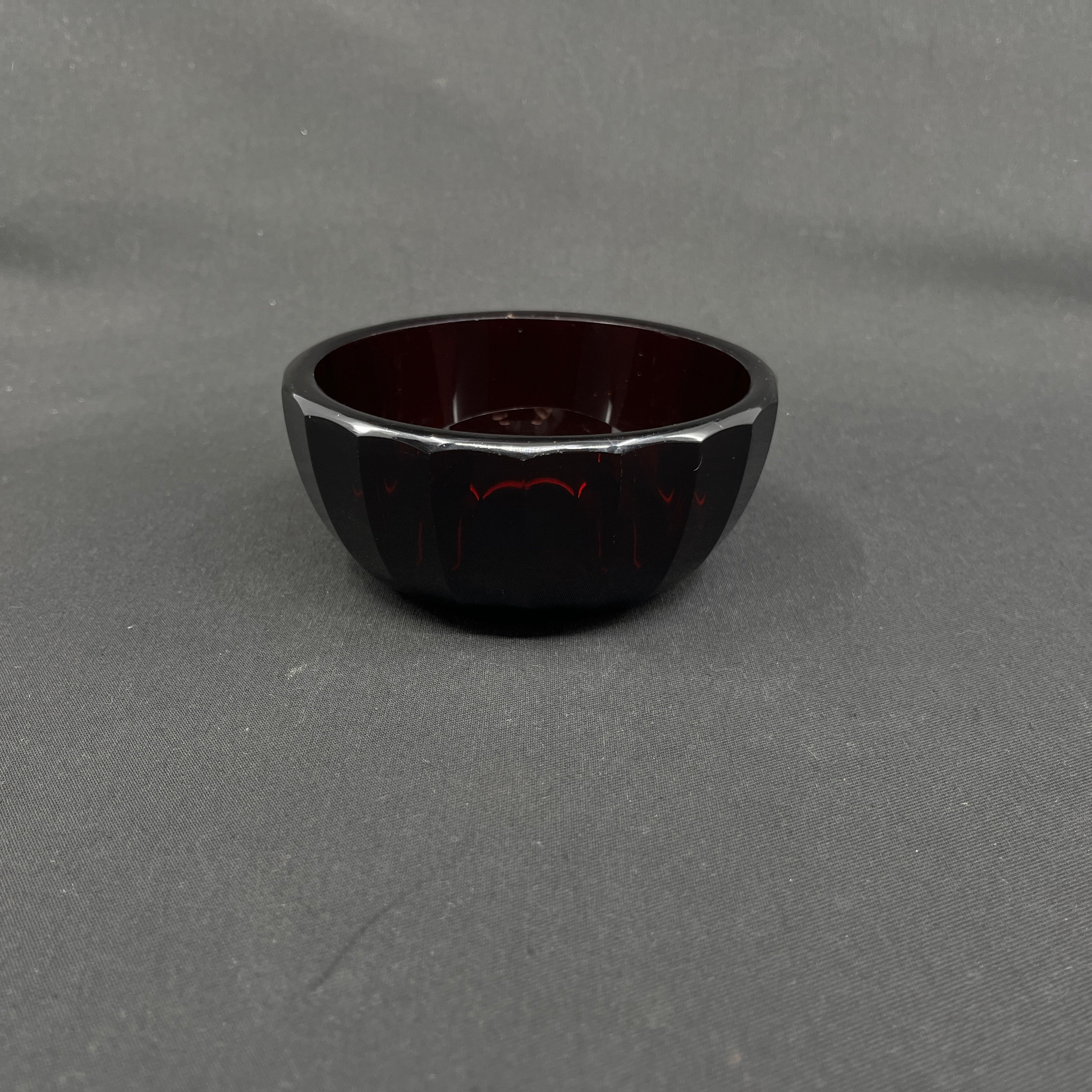 Rubinrød art deco skål, rundede sider