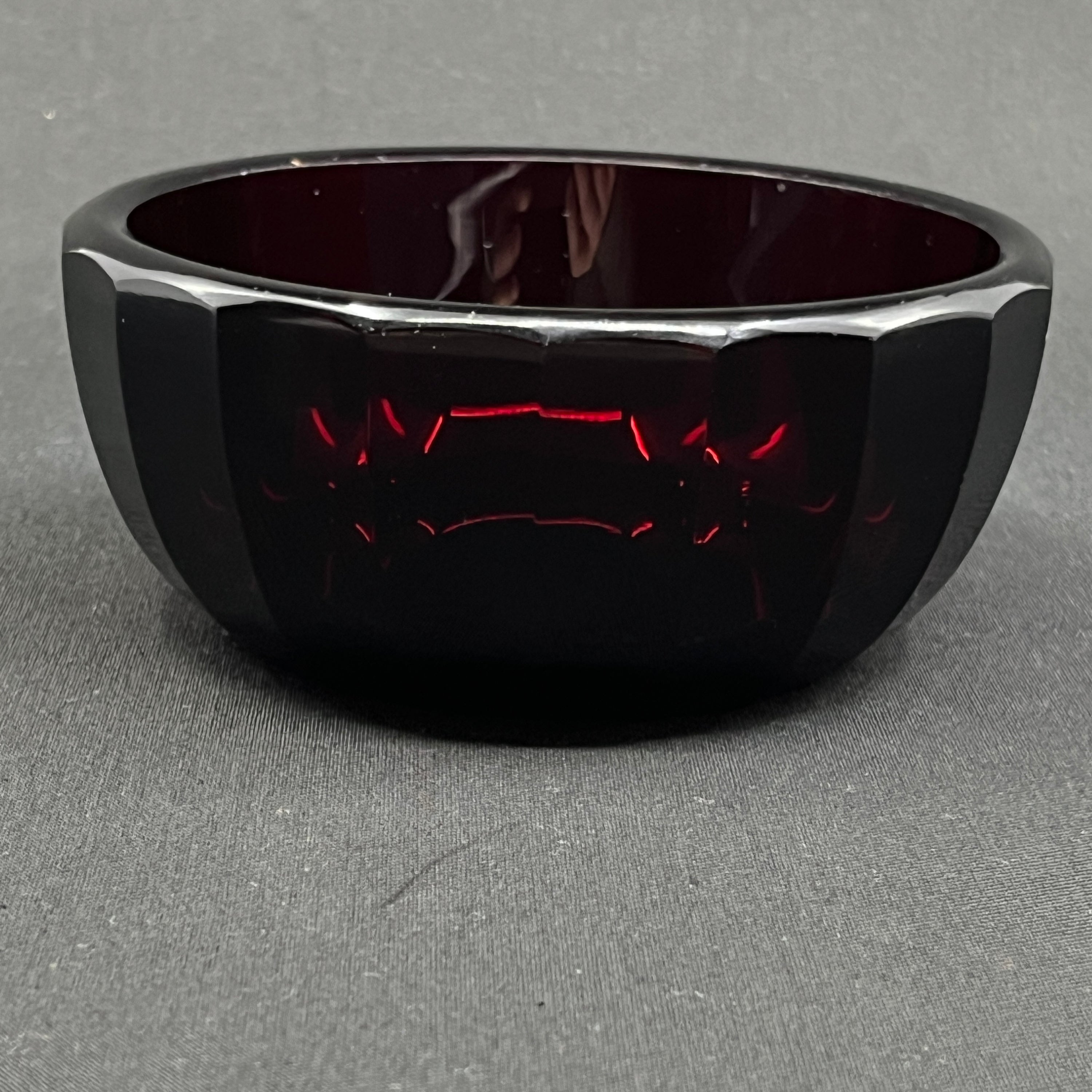 Rubinrød art deco skål, rundede sider