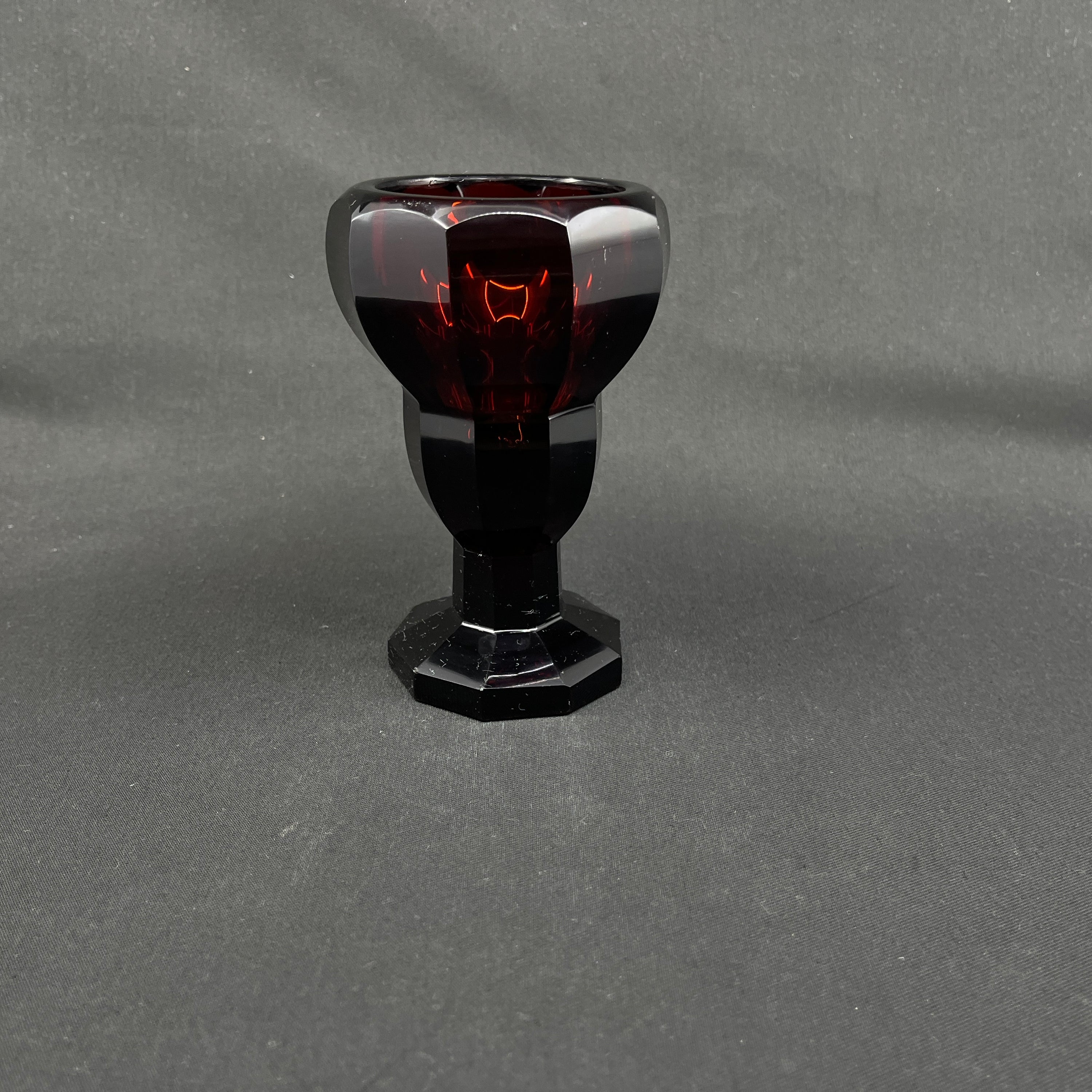 Usædvanlig rubinrød art deco vase, 14 cm.