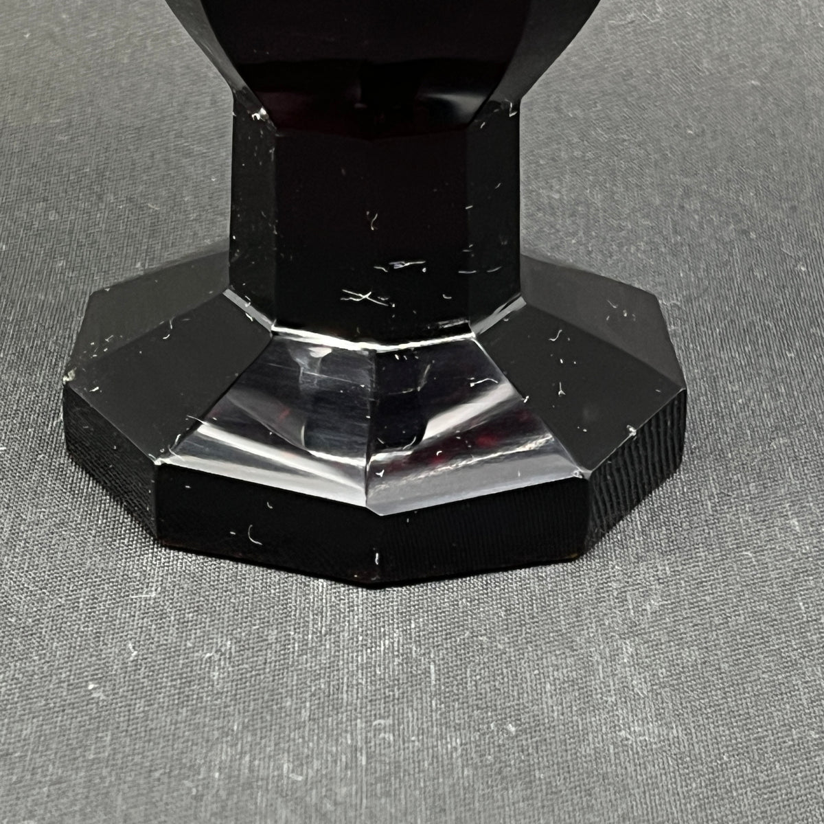 Usædvanlig rubinrød art deco vase, 14 cm.