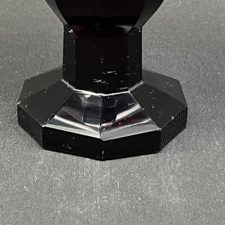 Usædvanlig rubinrød art deco vase, 14 cm.