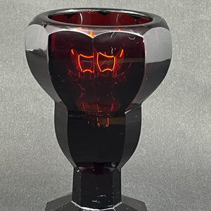 Usædvanlig rubinrød art deco vase, 14 cm.