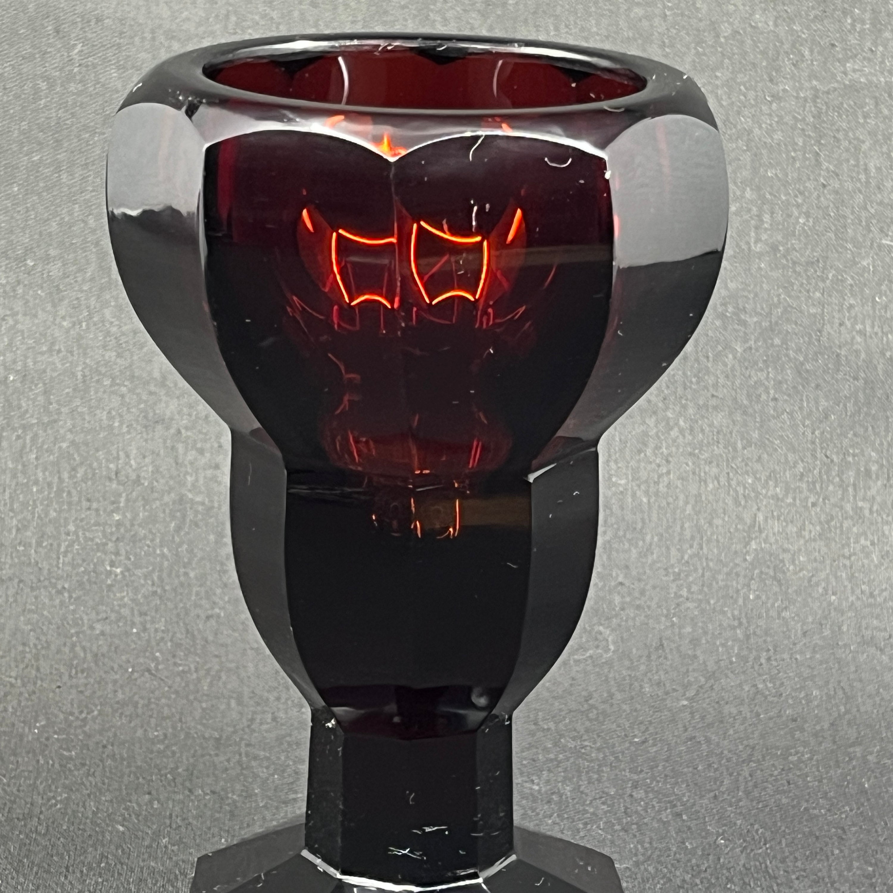 Usædvanlig rubinrød art deco vase, 14 cm.