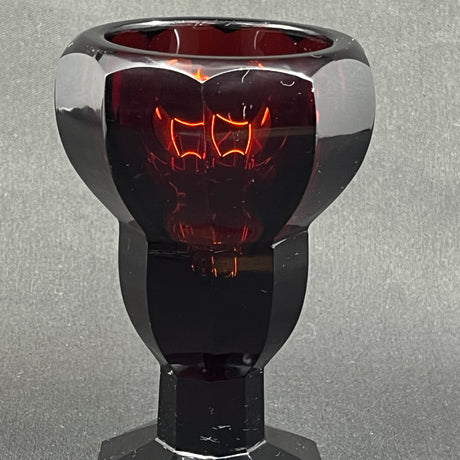 Usædvanlig rubinrød art deco vase, 14 cm.