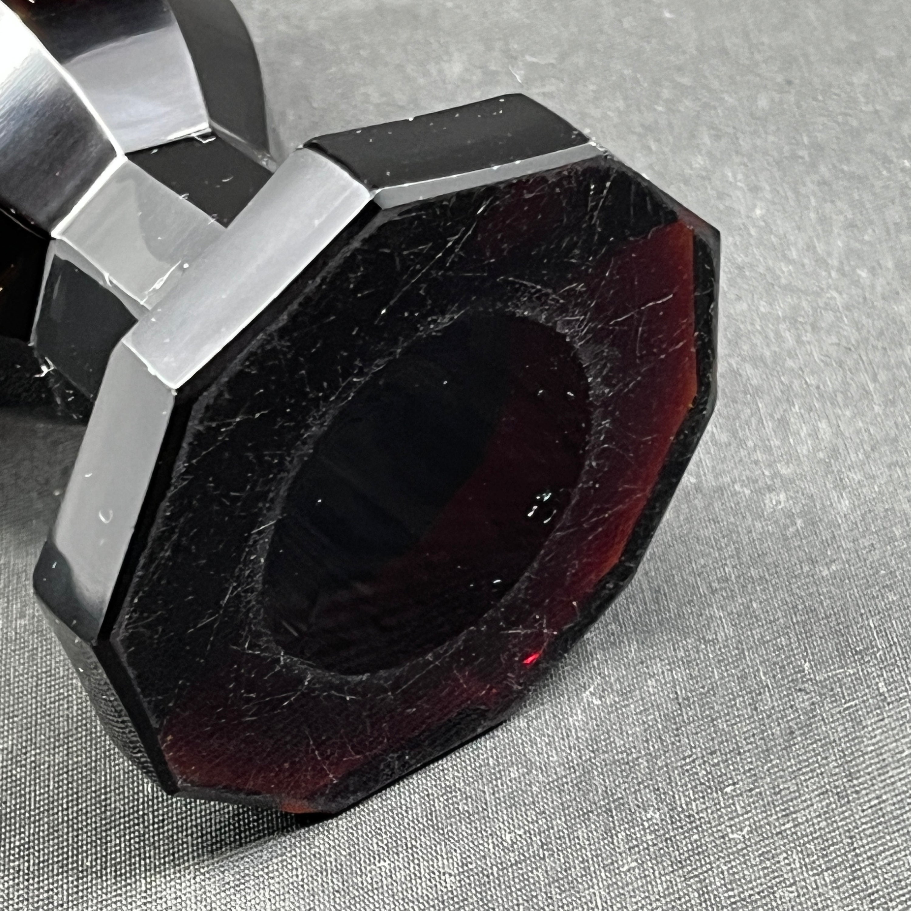 Usædvanlig rubinrød art deco vase, 14 cm.