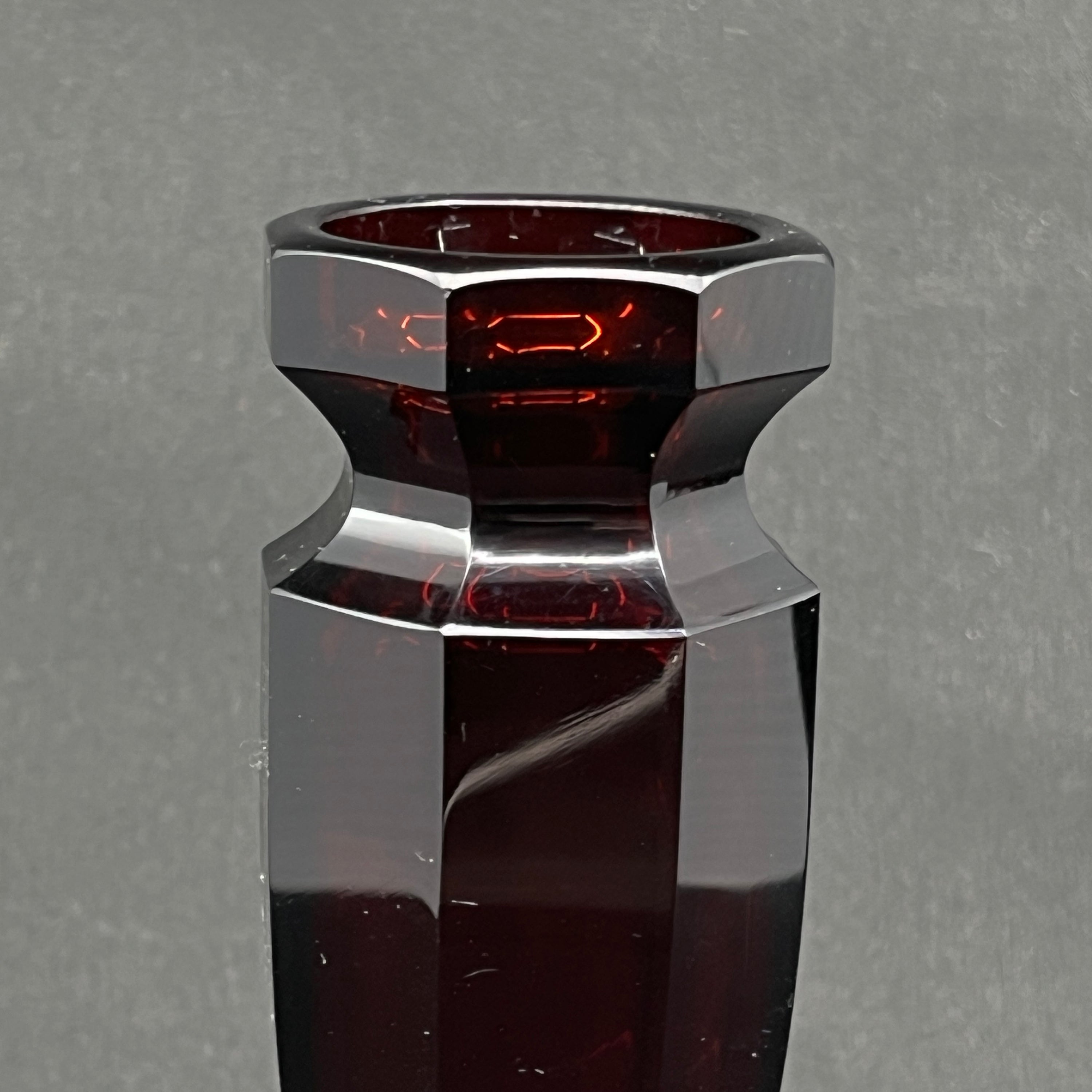 Usædvanlig smal rubinrød art deco vase