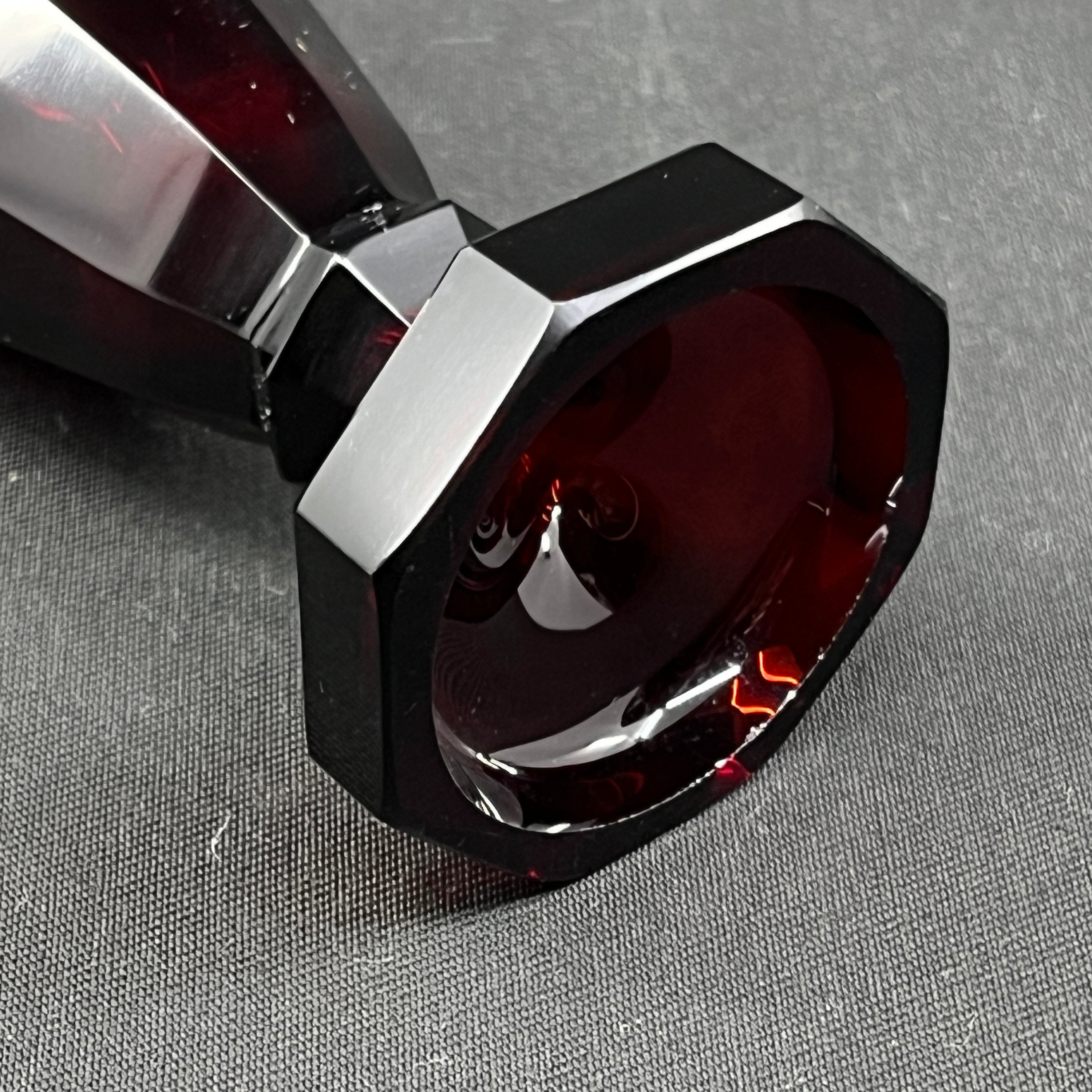 Usædvanlig smal rubinrød art deco vase