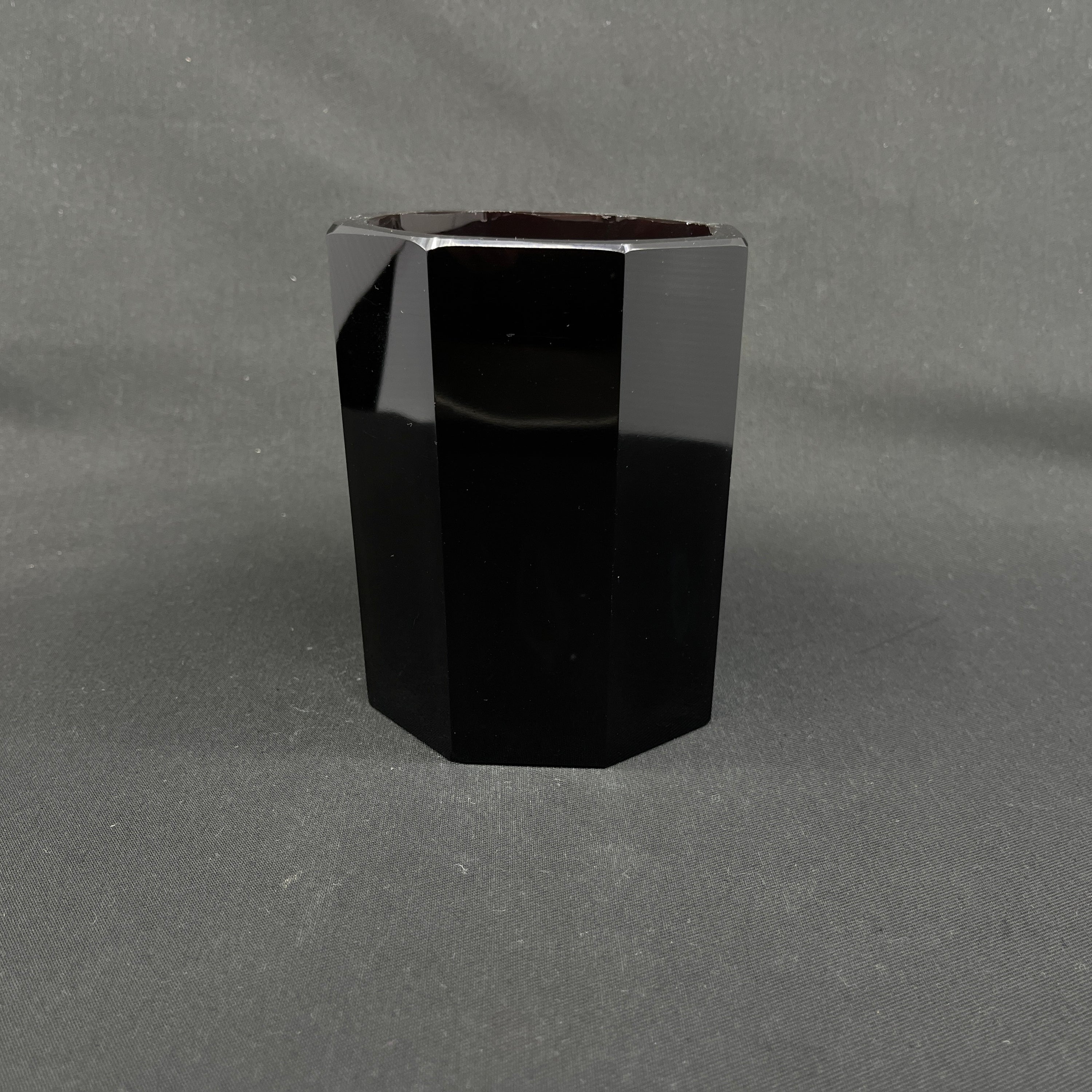 Kantet rubinrød art deco vase