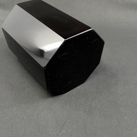 Kantet rubinrød art deco vase