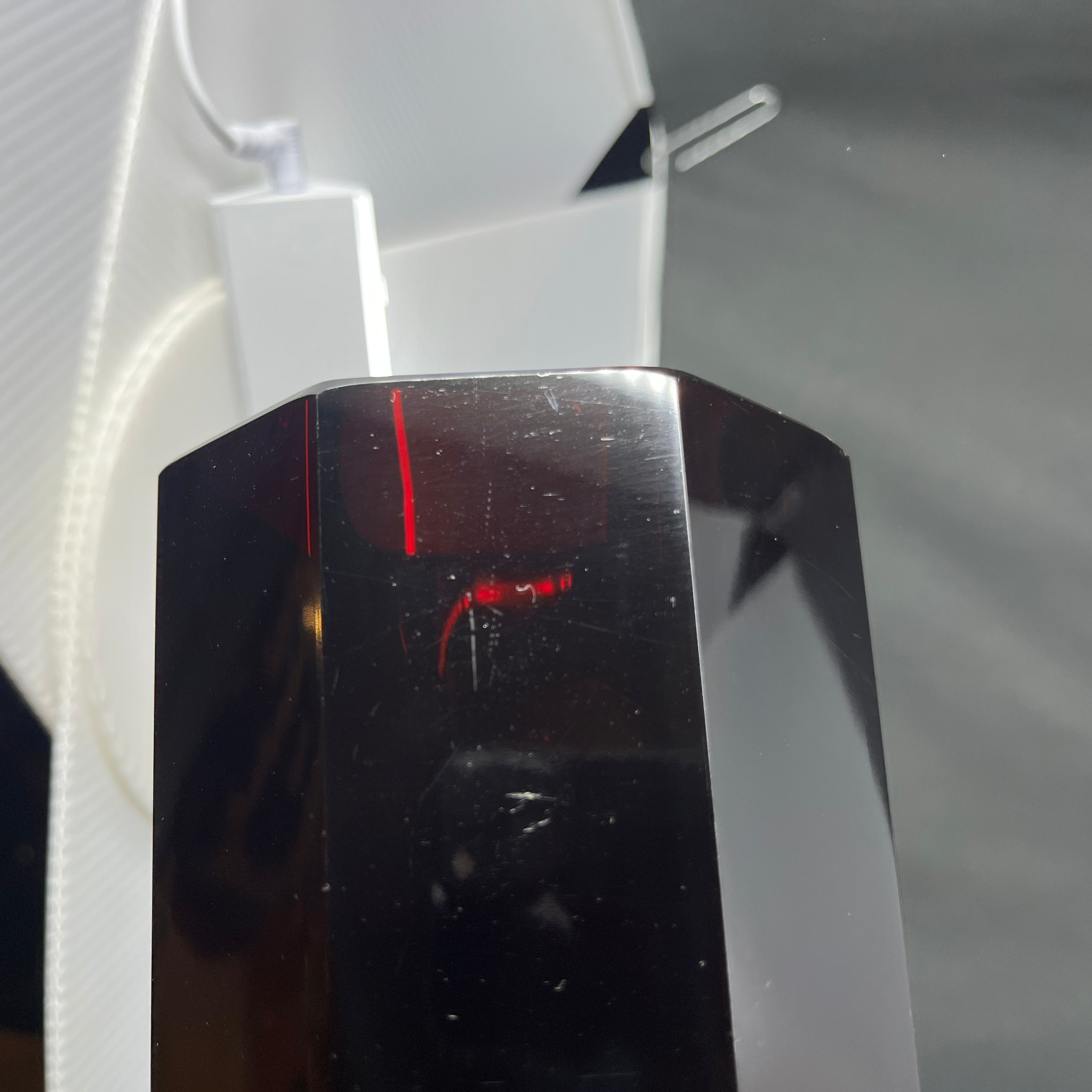 Kantet rubinrød art deco vase