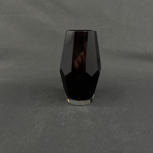 Kantet rubinrød vase fra 1950'erne