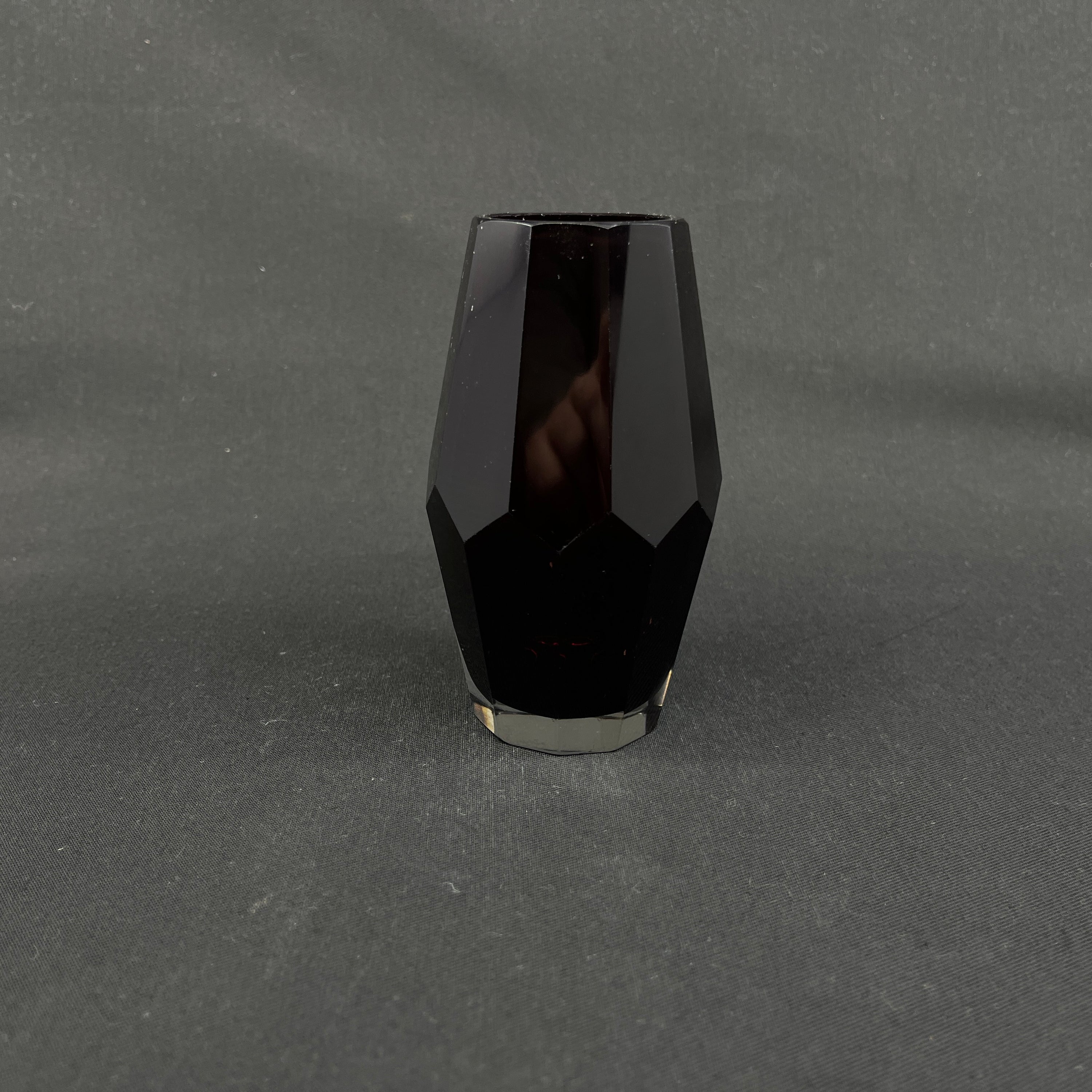 Kantet rubinrød vase fra 1950'erne