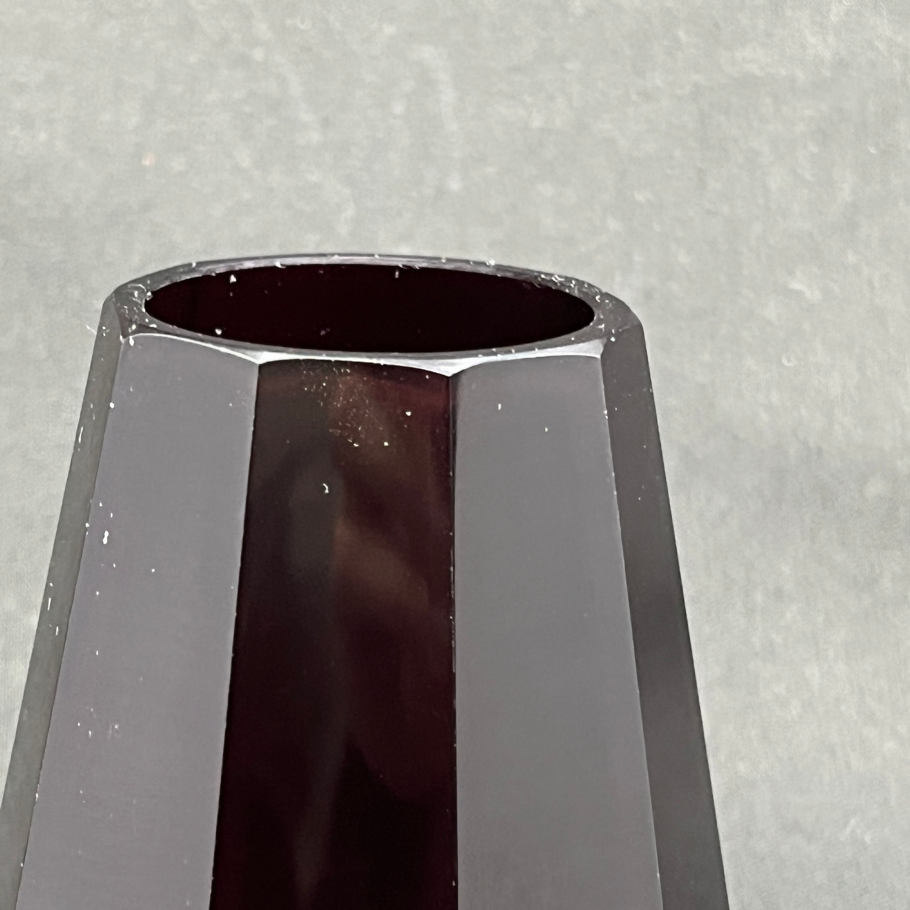 Kantet rubinrød vase fra 1950'erne