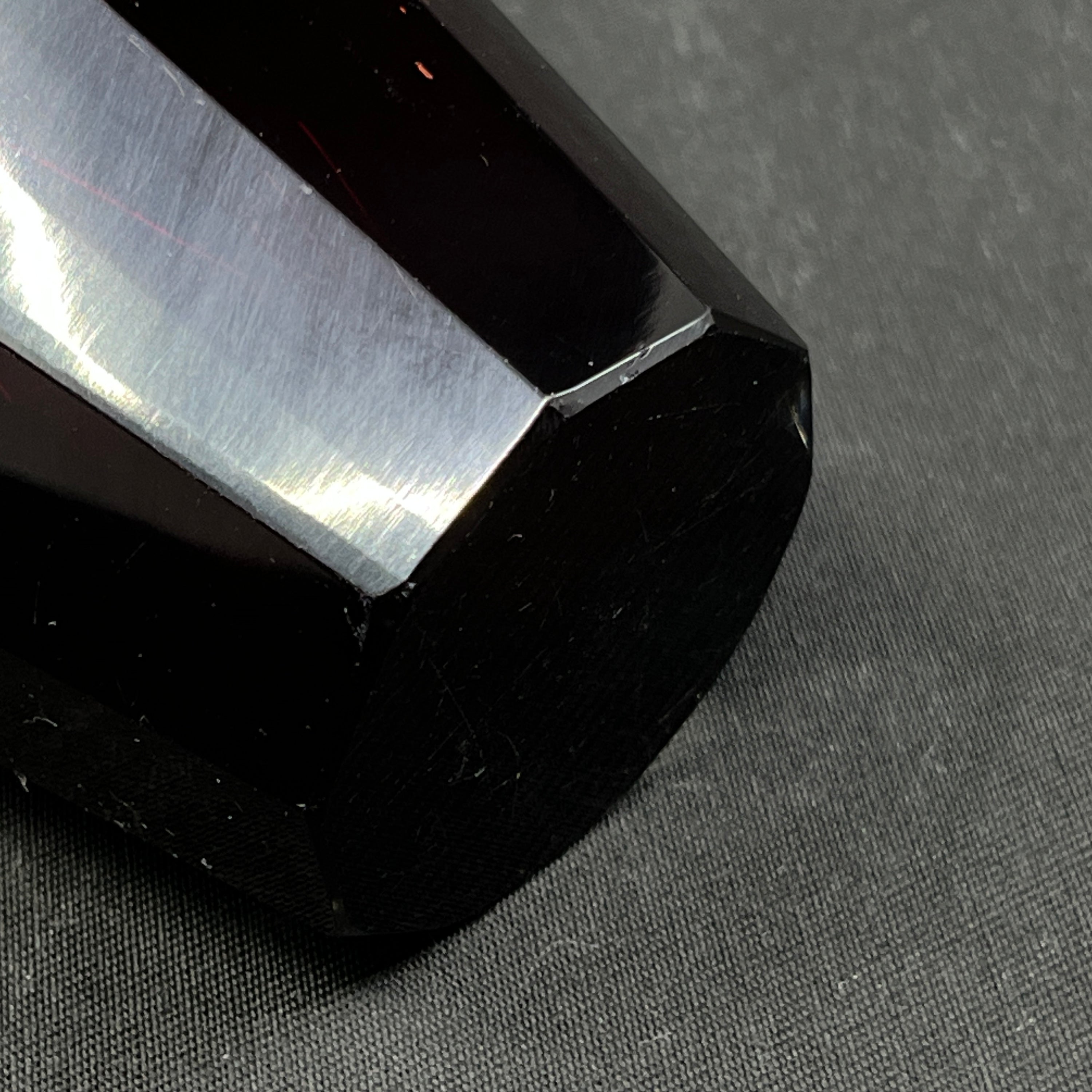 Kantet rubinrød vase fra 1950'erne