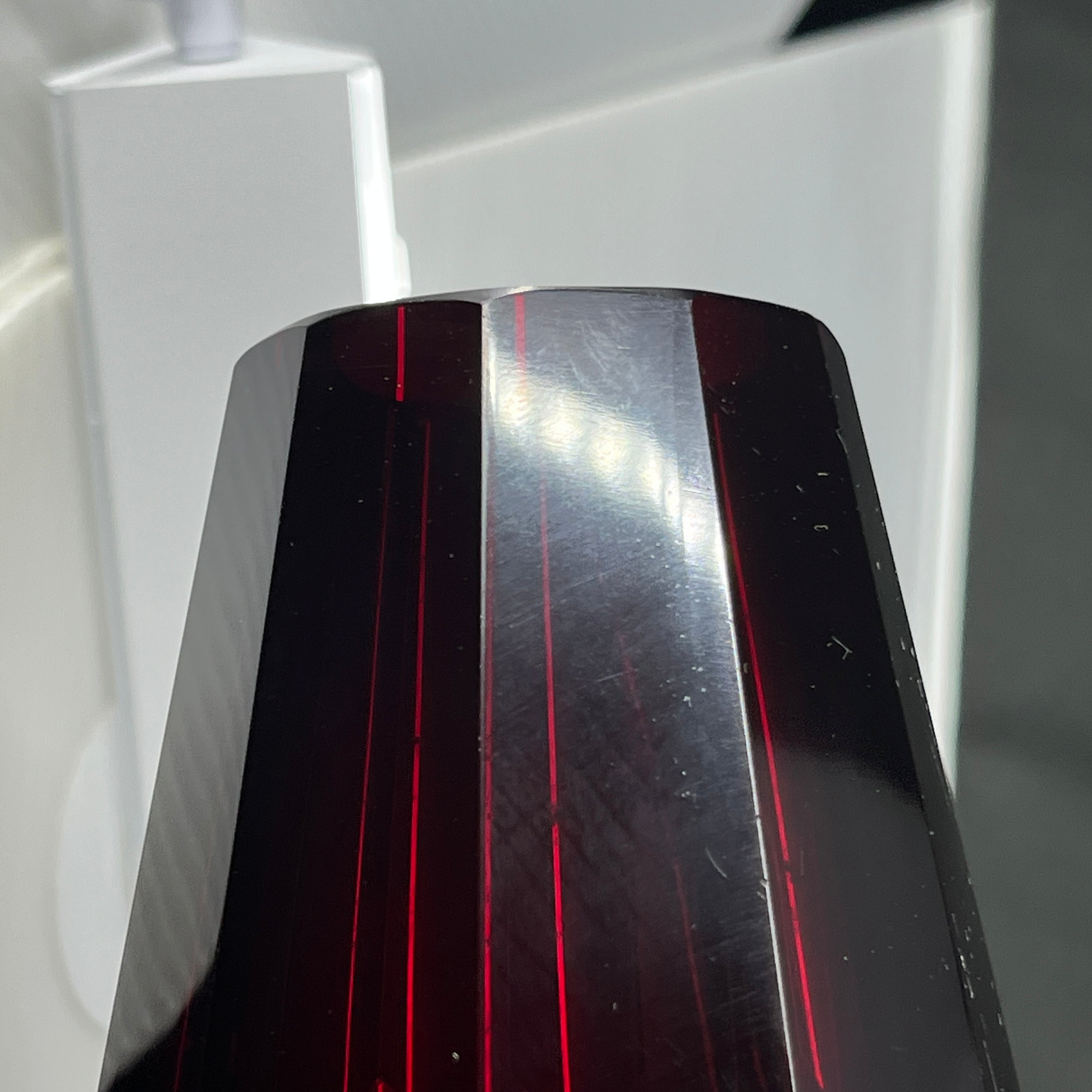 Kantet rubinrød vase fra 1950'erne