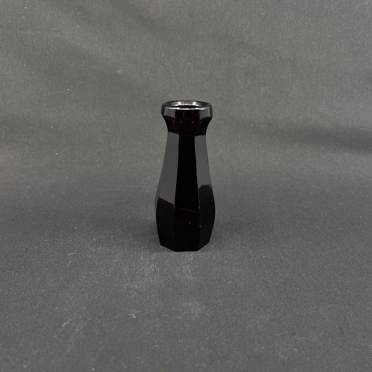 Usædvanlig rubinrød art deco vase, 10,5 cm.