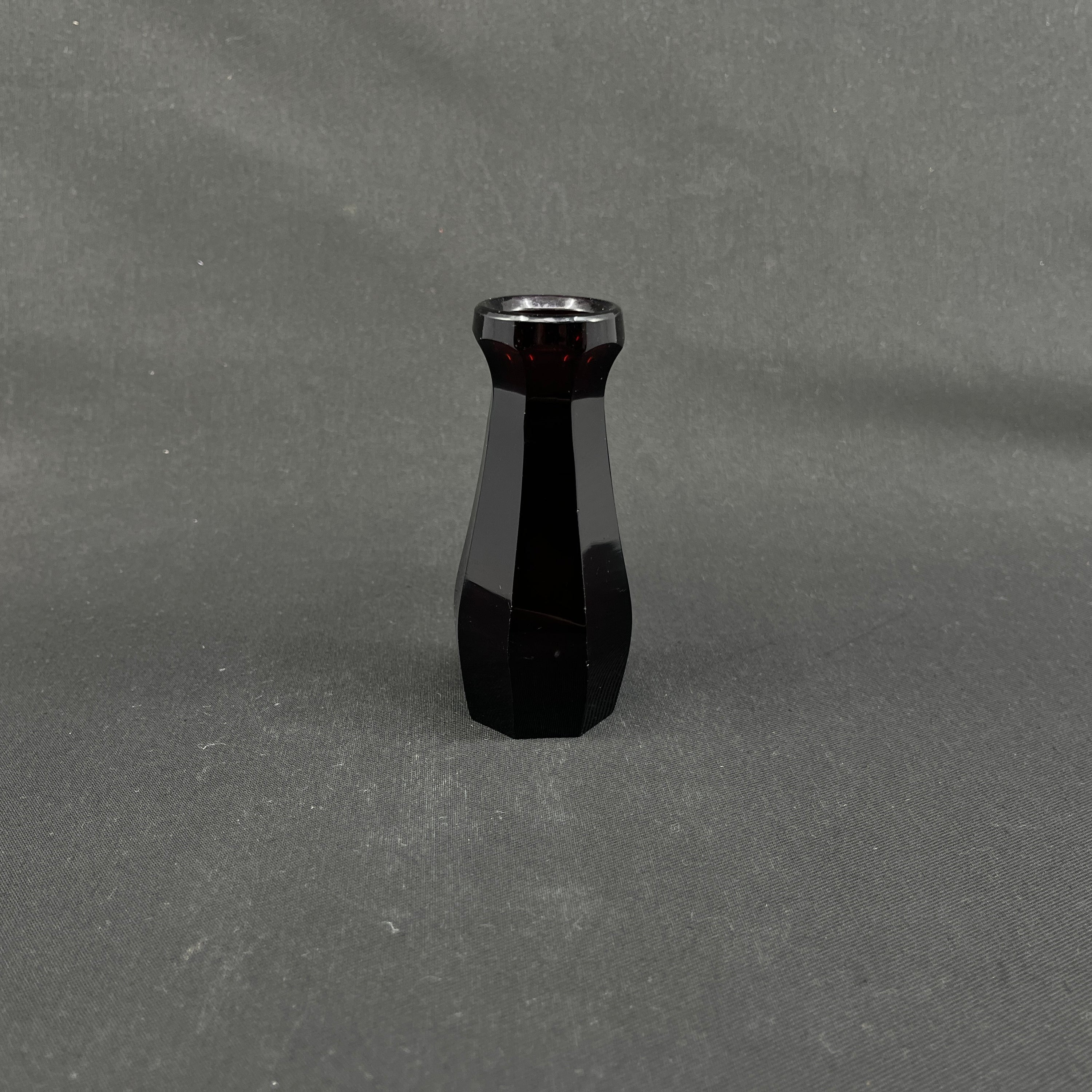 Usædvanlig rubinrød art deco vase, 10,5 cm.