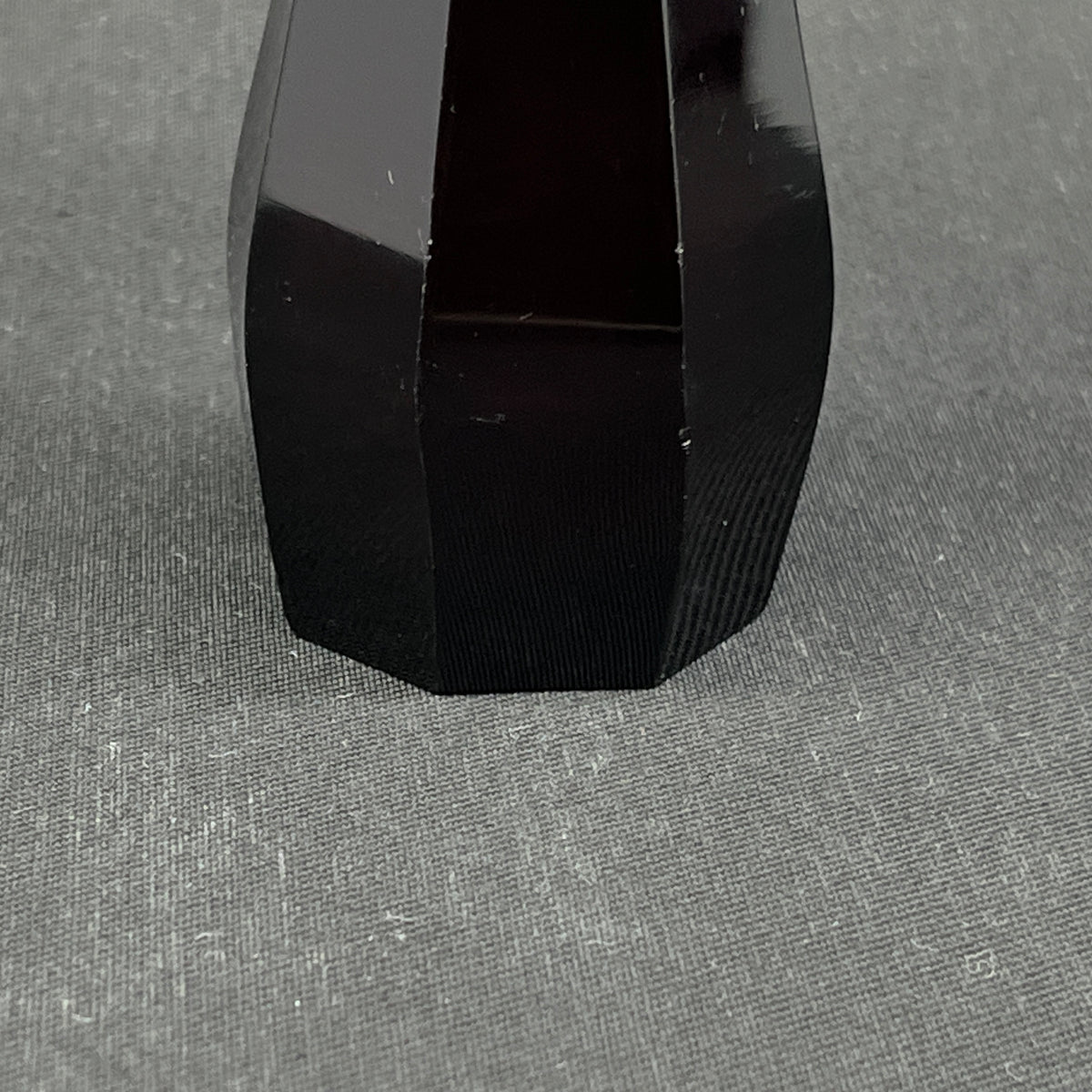 Usædvanlig rubinrød art deco vase, 10,5 cm.