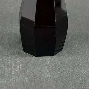 Usædvanlig rubinrød art deco vase, 10,5 cm.
