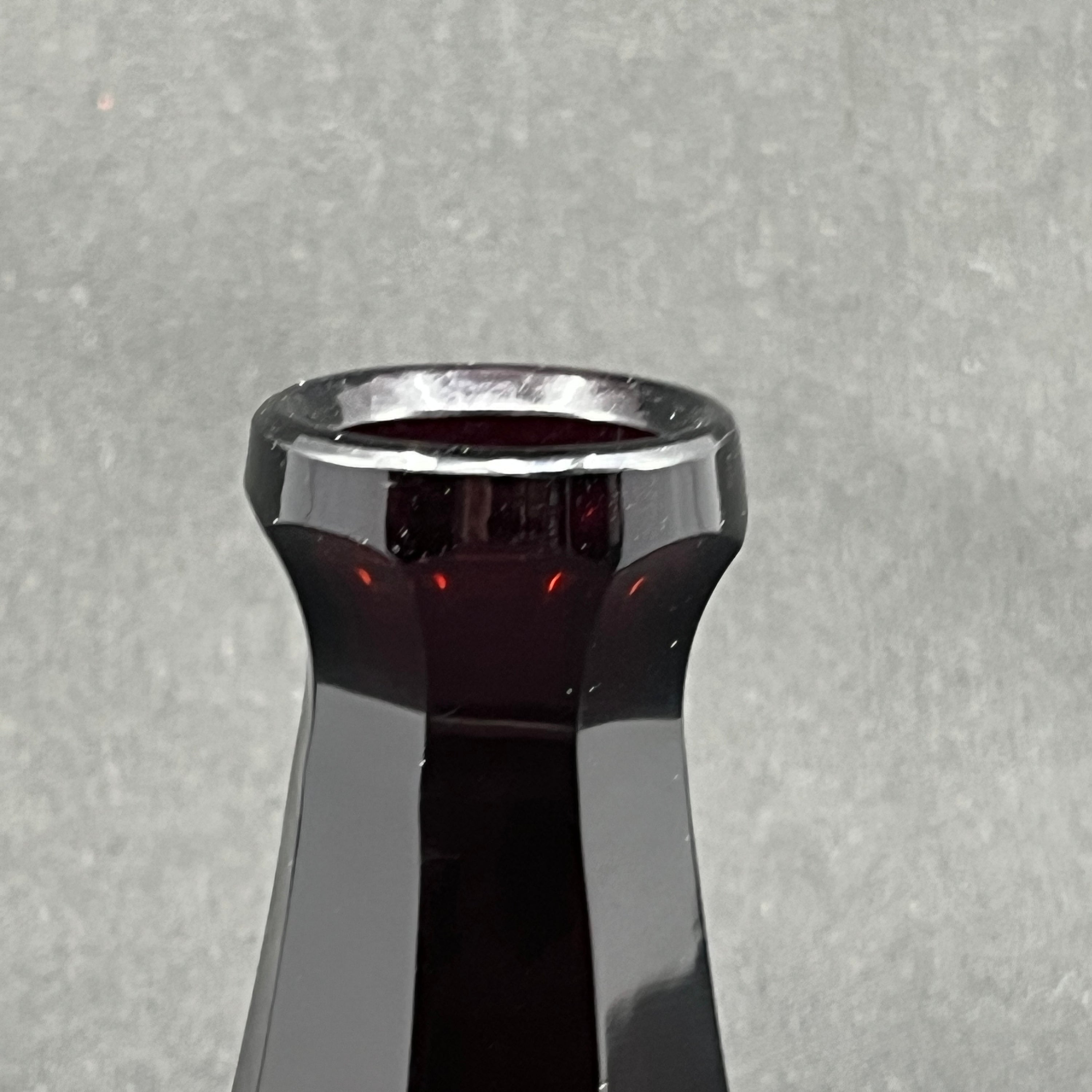 Usædvanlig rubinrød art deco vase, 10,5 cm.