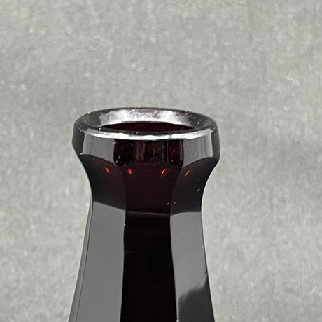 Usædvanlig rubinrød art deco vase, 10,5 cm.