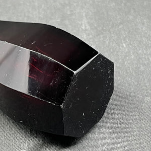 Usædvanlig rubinrød art deco vase, 10,5 cm.