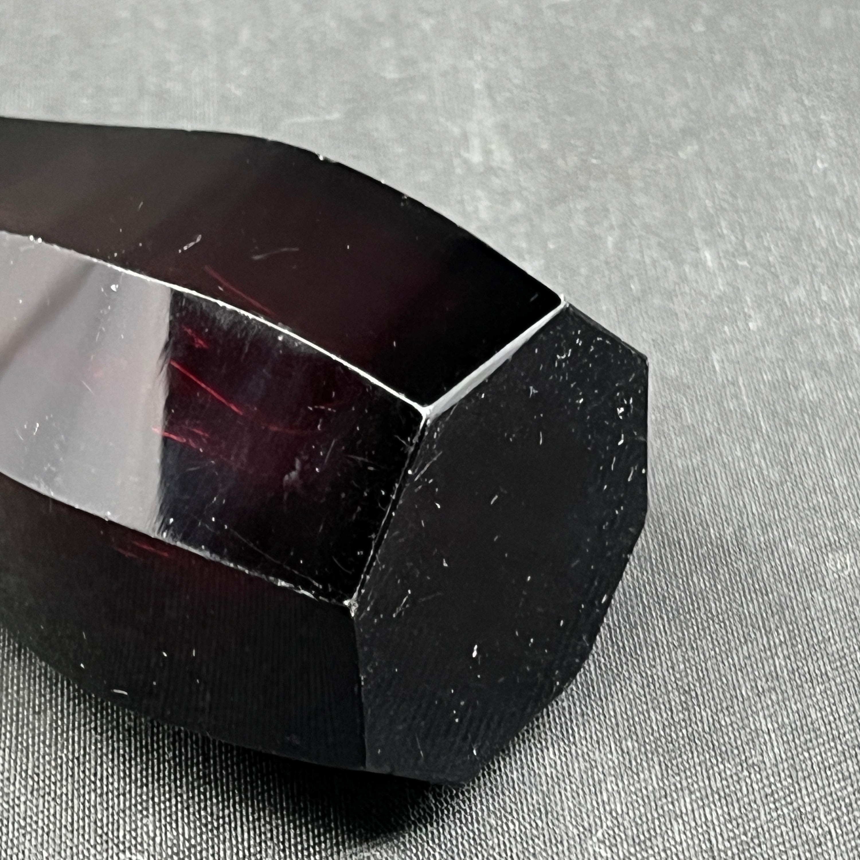 Usædvanlig rubinrød art deco vase, 10,5 cm.