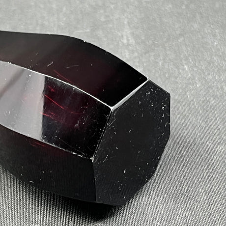 Usædvanlig rubinrød art deco vase, 10,5 cm.