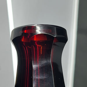 Usædvanlig rubinrød art deco vase, 10,5 cm.
