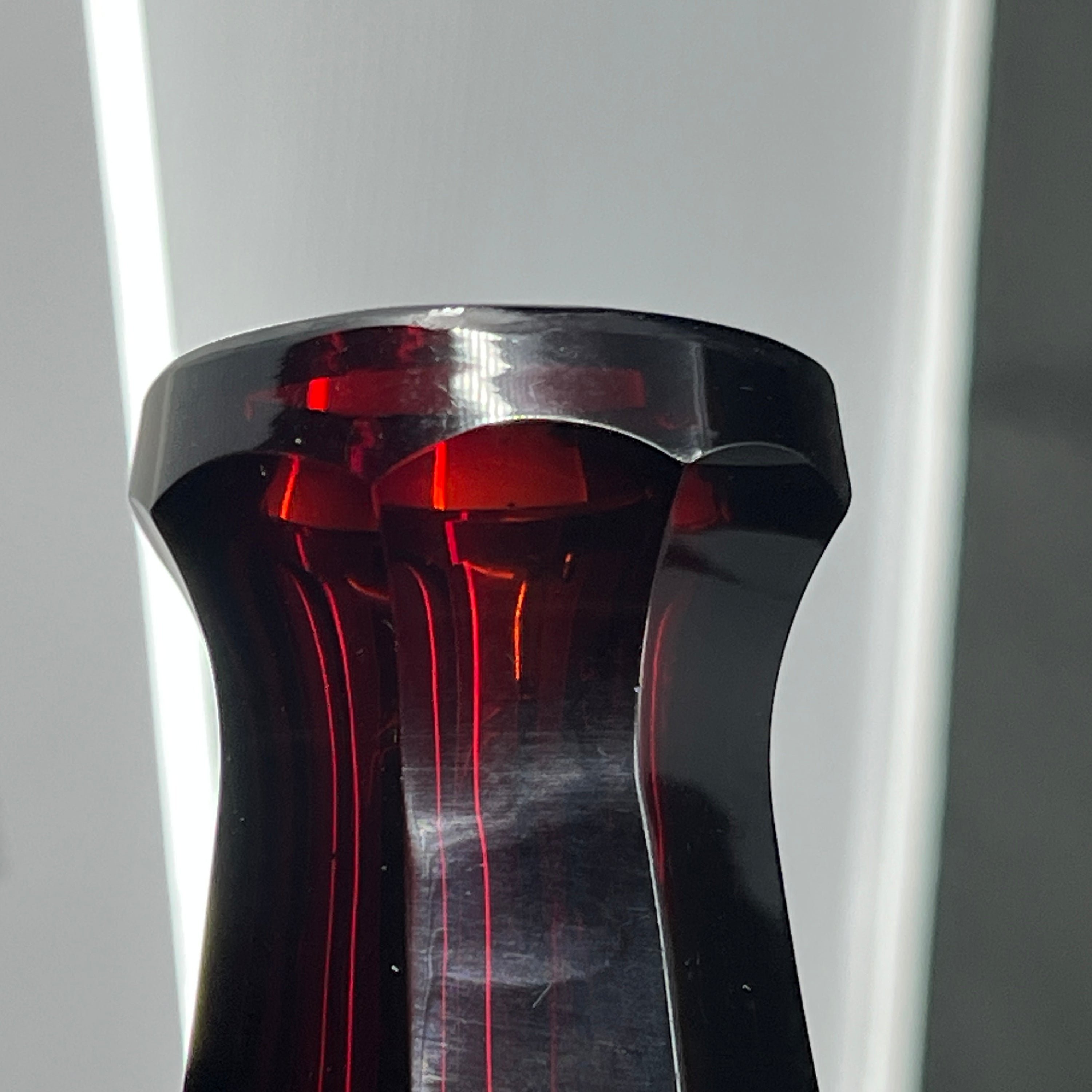 Usædvanlig rubinrød art deco vase, 10,5 cm.