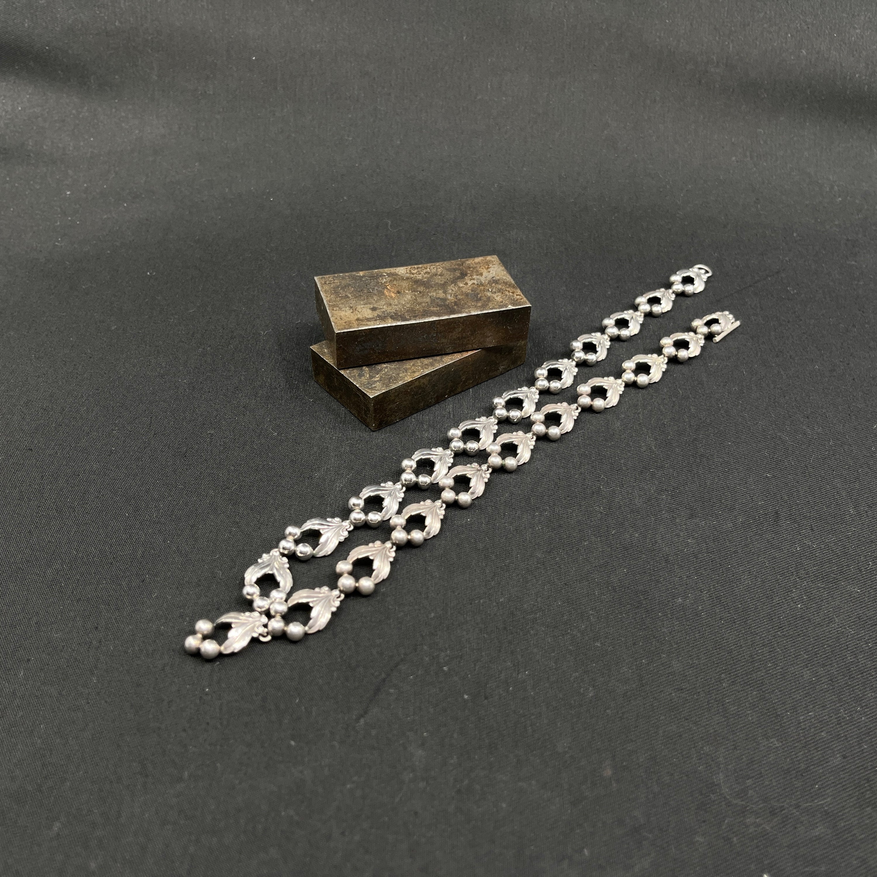 Halskæde af N. E. From - blade og bær