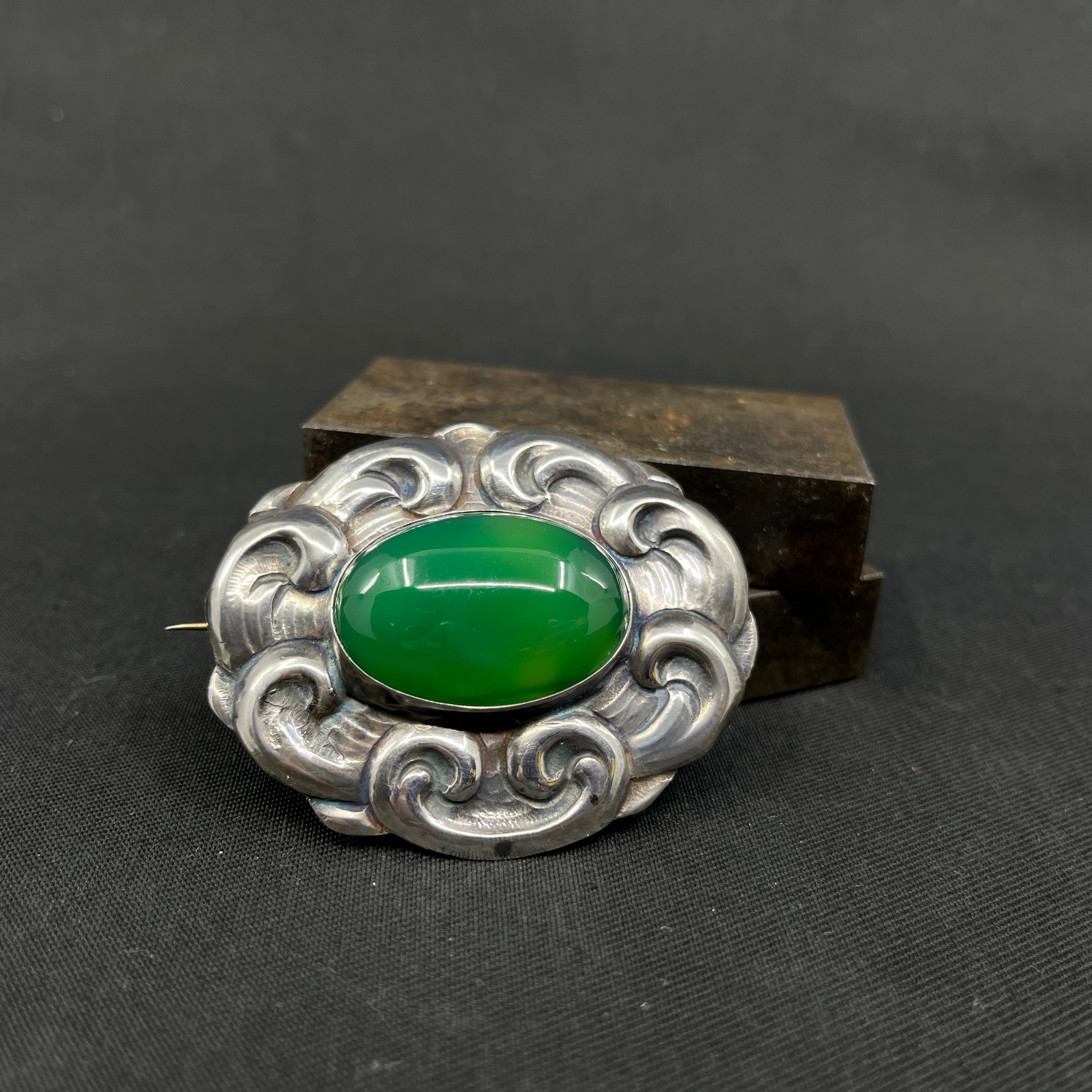 Brooch with large chrysoprase