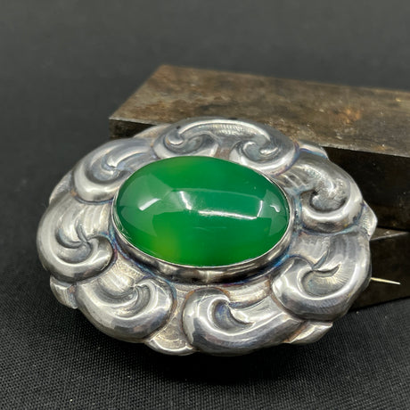 Brooch with large chrysoprase