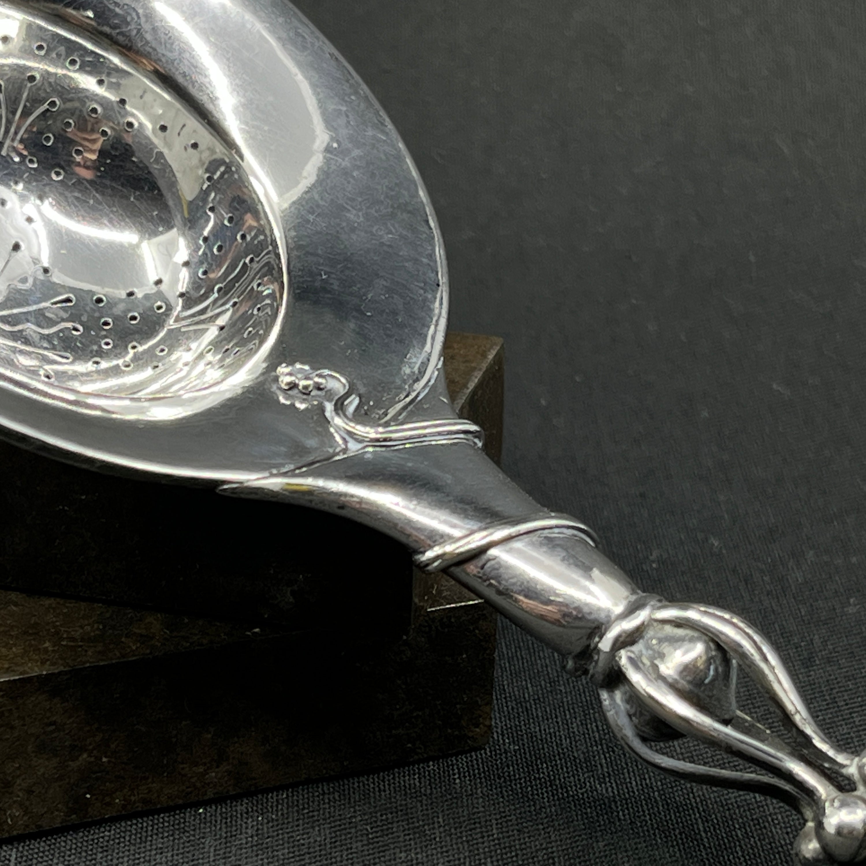 Tea strainer in silver